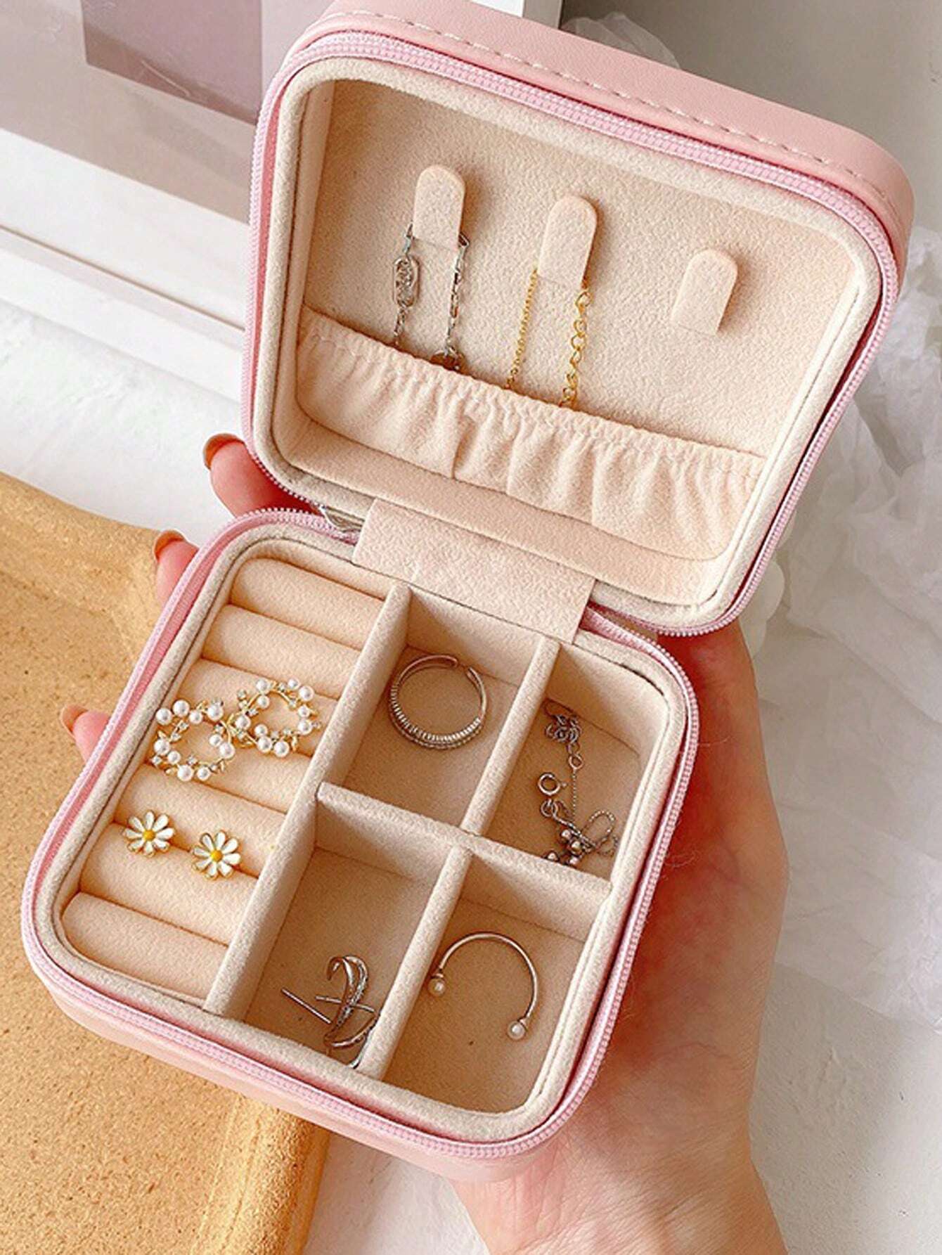 Jewellery Storage Box leather Jewelry Stand Earrings Ring Box Cosmetics Beauty Container Organizer (random color)Made in China